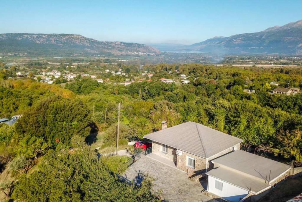 Breathtaking Lake View Cottage With A Fireplace Next To Ioannina City! Buitenkant foto